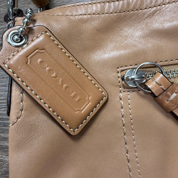 Vintage Coach Soho Tan Leather Hobo Shoulder Bag Zip Closure Pockets Designer - Picture 5 of 16